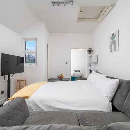 New 3Bed Stylish Apartment With Amazing Transport Лондон Екстериор снимка