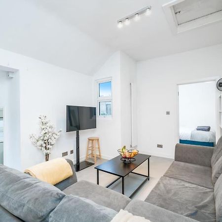 New 3Bed Stylish Apartment With Amazing Transport Лондон Екстериор снимка