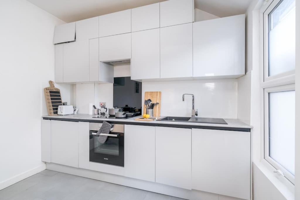 New 3Bed Stylish Apartment With Amazing Transport Лондон Екстериор снимка