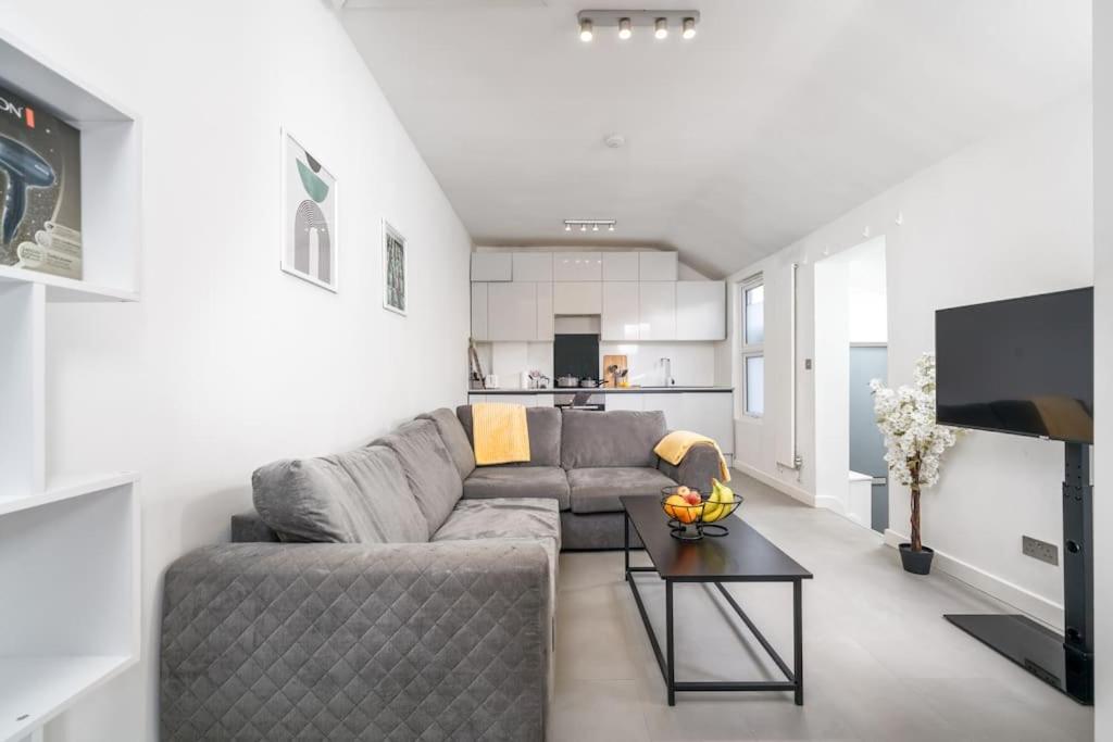 New 3Bed Stylish Apartment With Amazing Transport Лондон Екстериор снимка