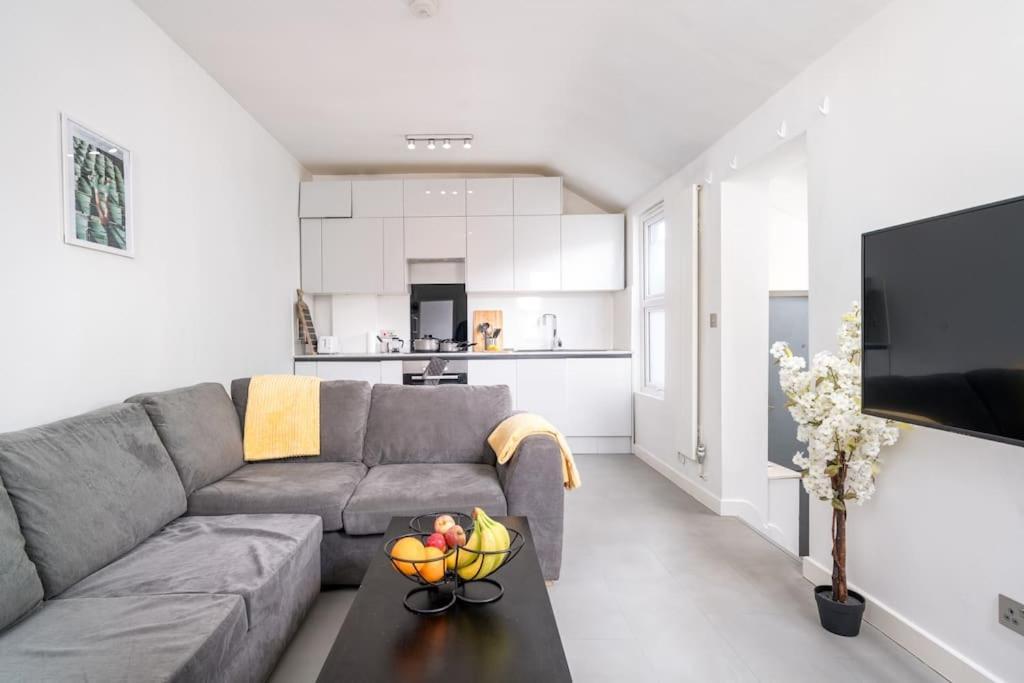 New 3Bed Stylish Apartment With Amazing Transport Лондон Екстериор снимка