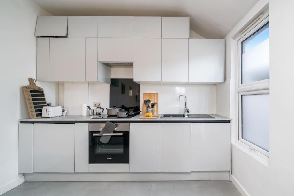 New 3Bed Stylish Apartment With Amazing Transport Лондон Екстериор снимка