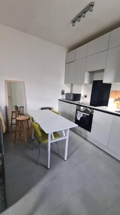New 3Bed Stylish Apartment With Amazing Transport Лондон Екстериор снимка